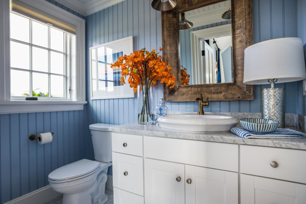 dh2015_guest-bathroom_01_hero-shot_h.jpg.rend.hgtvcom.1280.853